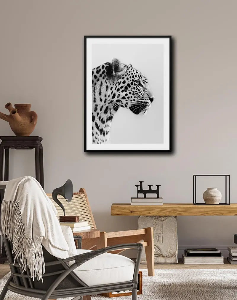 A detailed black and white illustration of a leopard in profile. Perfect wall art for adding a touch of elegance and nature to your interior. A timeless piece for animal lovers and modern spaces